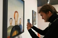 Суд оправдал охранника, испортившего картину ученицы Малевича