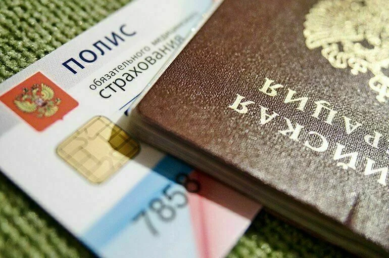 Россиян будут обслуживать по электронным полисам ОМС