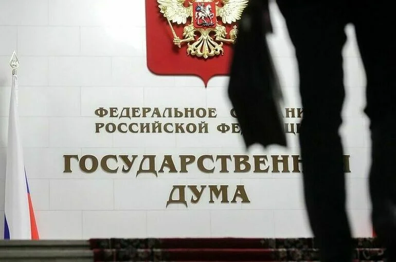 Госдума приняла закон о приостановке госслужбы из-за мобилизации работника
