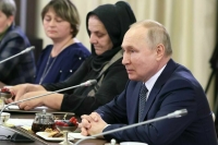 Президент призвал &laquo;сдирать с чиновников&raquo; корку безразличия к людям