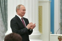 Накануне Дня матери Путин присвоил звание матери-героини семи россиянкам