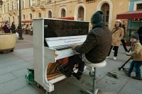 На улицах Северной столицы разрешат без ограничений играть на фортепьяно