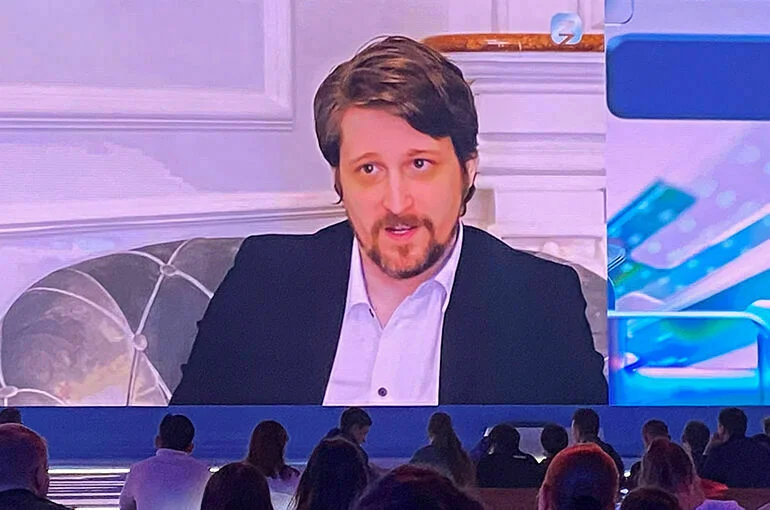 Эдвард Сноуден принял присягу и получил российский паспорт