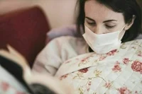 При гриппе — высокая температура, при ковиде — бледность и головная боль