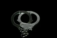 МВД запретило надевать наручники на женщин, детей и фигурантов экономических дел