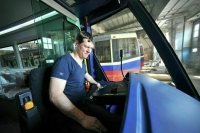 Водитель грузовика сможет переквалифицироваться в вагоновожатого