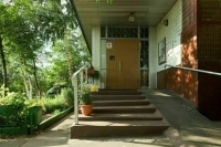 Минстрой напомнил, куда обращаться для установки пандуса в подъезде