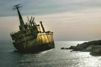 Севшее на мель на Сахалине рыболовецкое судно завалилось на бок