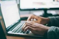 Правительству предложат определить, кому нельзя работать на удаленке из-за границы