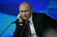 Путин призвал помогать молодежи всем миром