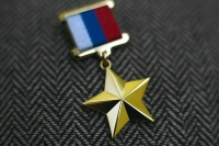 Герои России и Труда будут получать положенные выплаты автоматически