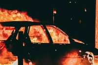 Видео горящих машин у ТЦ в Свиблово появилось в Сети