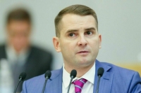 Нилов считает, что вопрос сокращения числа новогодних выходных надо обсуждать