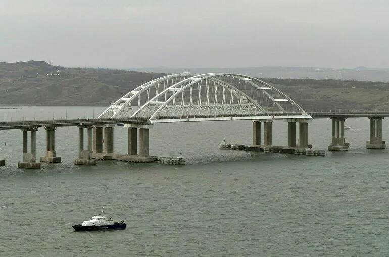 Длина пробки перед Крымским мостом превысила пять километров