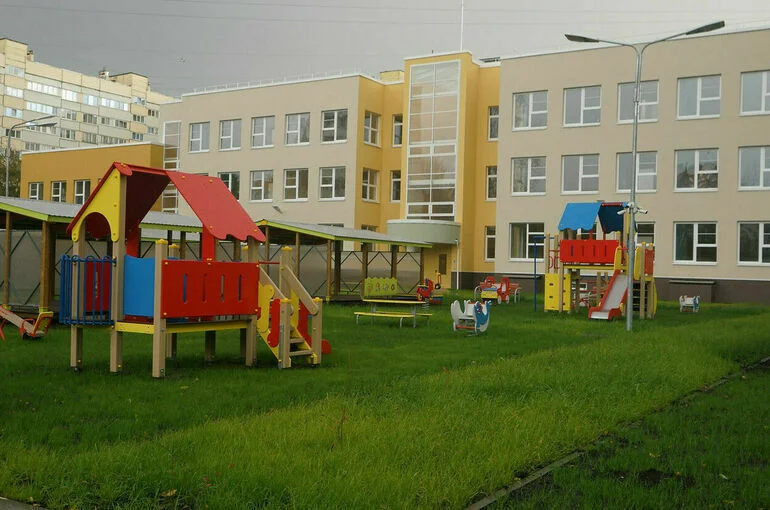 Педофилам хотят запретить ходить на детские площадки