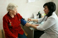 Фельдшеров и терапевтов поддержат надбавками к зарплате