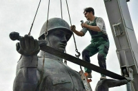 Петербургские депутаты хотят защитить демонтированные памятники