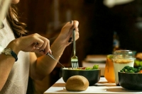 Врач рассказала, как есть вечером и не полнеть