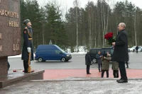 Путин возложил цветы к монументу павшим воинам на Невском пятачке