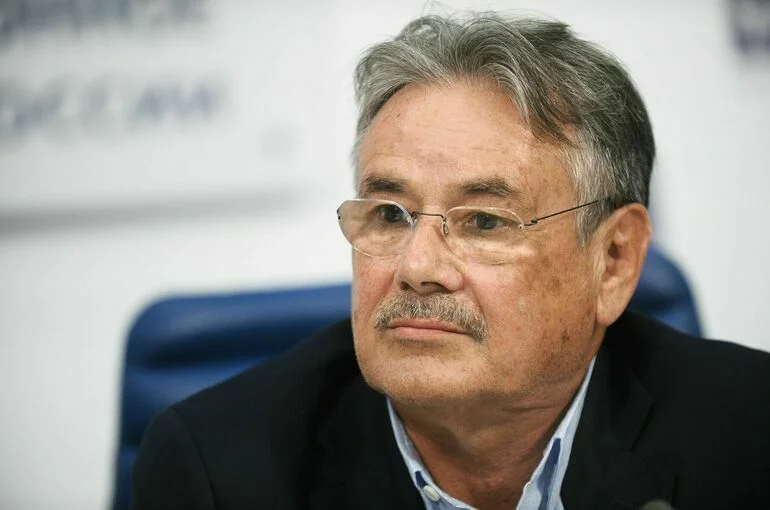 Кинорежиссер Чухрай назвал работы Досталя недооцененными