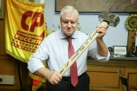 Миронов получил кувалду в подарок от главы ЧВК «Вагнер» Пригожина