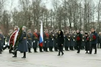 Матвиенко возложила цветы к монументу «Мать-Родина» в Петербурге