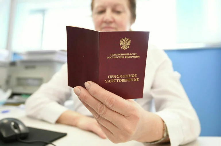 Работающих пенсионеров предложили освободить от страховых взносов