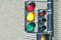Юрист объяснил, кого оштрафуют за проезд на желтый сигнал светофора