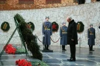 Путин возложил венок на Мамаевом кургане