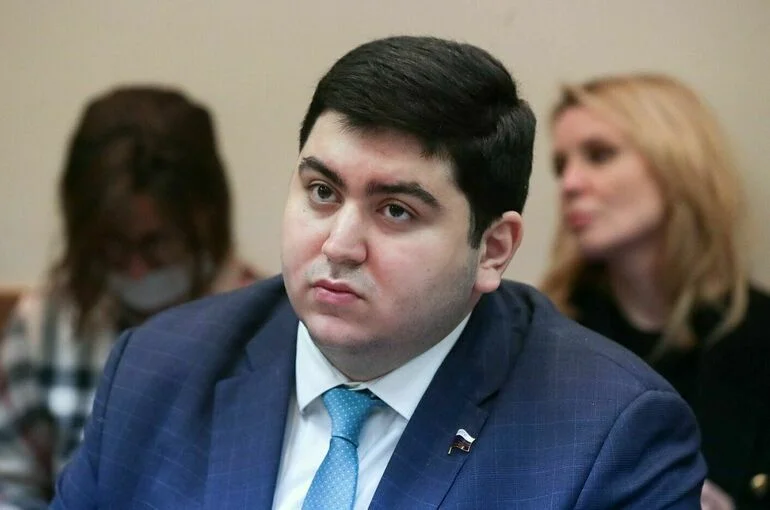 Арапов считает, что чиновники должны выезжать за границу лишь по работе