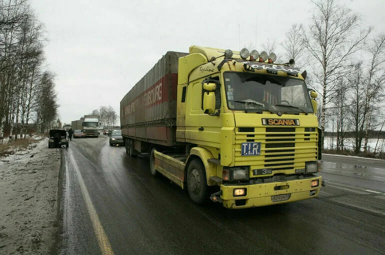 Грузовые автомобили хотят пропускать через границу по записи