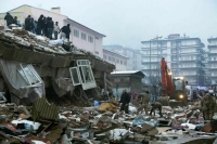 Число жертв землетрясения в Турции увеличилось до 6957