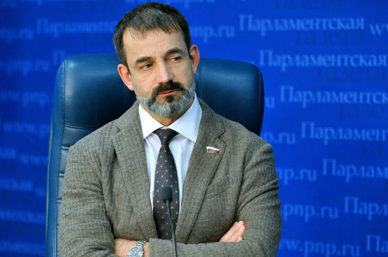 Дмитрий Певцов увидел «звоночки» в фильме «Чебурашка»