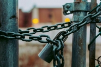 В Петербурге закрыли для посещения сады и парки