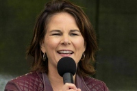 Бербок назвала ошибкой свое заявление о войне Европы против России