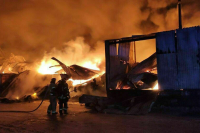 В Красноярске загорелся склад на площади 8 тысяч квадратных метров