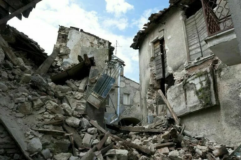 В Турции российские спасатели нашли под завалами кастрюлю со 150 тысячами долларов