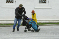 Одиноким родителям предложили без очереди предоставлять места в детсадах