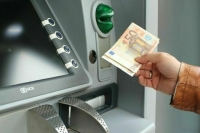 Ограничение на снятие наличной валюты в России продлят после 9 марта