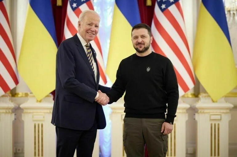 СМИ: Президенты Байден и Зеленский встретились в Киеве