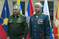 Шойгу вручил погоны генерал-полковника командующим Восточным и Западным военными округами