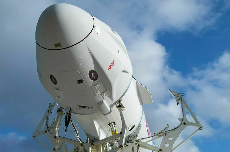 Запуск корабля Crew Dragon с российским космонавтом перенесен на сутки