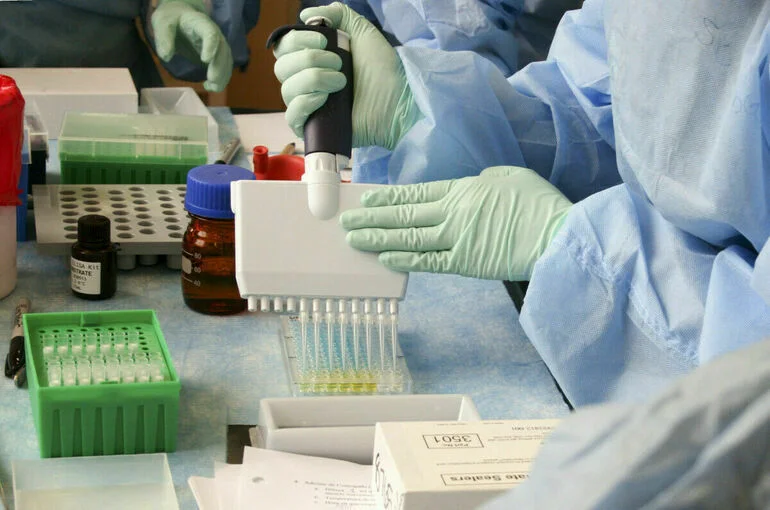 СМИ: Минэнерго США связало вспышку COVID-19 с утечкой из лаборатории КНР