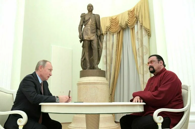 Владимир Путин наградил Стивена Сигала орденом Дружбы