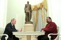 Владимир Путин наградил Стивена Сигала орденом Дружбы