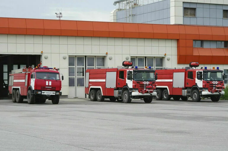 Двухэтажный ангар загорелся на востоке Москвы
