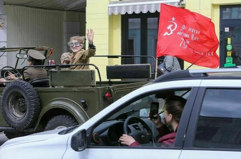 В КПРФ предложили еженедельно поднимать в школах копию Знамени Победы