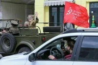 В КПРФ предложили еженедельно поднимать в школах копию Знамени Победы