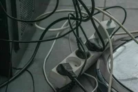 Россиянам рассказали об опасности удлинителей