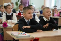 Обязанность школ по закреплению требований к форме попросили разъяснить